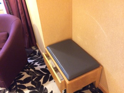 ANAクラウンプラザホテルグランコート名古屋　客室　アーバンダブル　スーツケースを置く台