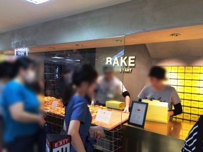 焼きたてチーズタルト専門店 BAKE CHEESETART ベイクチーズタルト 阪神百貨店 北海道札幌 東京 きのとや 有名 チーズケーキ 行列 並ぶ場所 待ち時間 大阪 感想 混雑