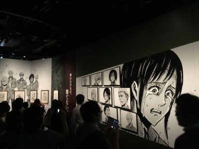 進撃の巨人展 大阪 WALL OSAKA グランフロント ネタバレ 感想 グッズ チケット 前売り券 当日券 音声ガイド 360体感シアター スタンプラリー 駐車場 混雑 行列 写真撮影 待ち時間 原画