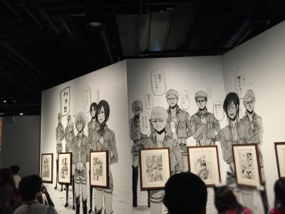 進撃の巨人展 大阪 WALL OSAKA グランフロント ネタバレ 感想 グッズ チケット 前売り券 当日券 音声ガイド 360体感シアター スタンプラリー 駐車場 混雑 行列 写真撮影 待ち時間 原画