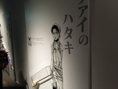 進撃の巨人展 大阪 WALL OSAKA グランフロント ネタバレ 感想 グッズ チケット 前売り券 当日券 音声ガイド 360体感シアター スタンプラリー 駐車場 混雑 行列 写真撮影 待ち時間 原画