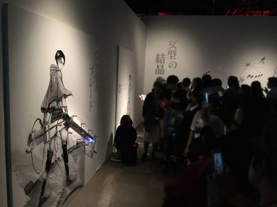 進撃の巨人展 大阪 WALL OSAKA グランフロント ネタバレ 感想 グッズ チケット 前売り券 当日券 音声ガイド 360体感シアター スタンプラリー 駐車場 混雑 行列 写真撮影 待ち時間 原画