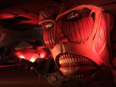 進撃の巨人展 大阪 WALL OSAKA グランフロント ネタバレ 感想 グッズ チケット 前売り券 当日券 音声ガイド 360体感シアター スタンプラリー 駐車場 混雑 行列 写真撮影 待ち時間 原画