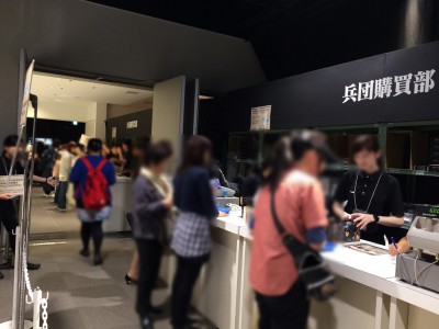 進撃の巨人展 大阪 WALL OSAKA グランフロント ネタバレ 感想 グッズ 混雑 行列 待ち時間 複製原画 公式図録 Tシャツ ポスター タオル ぬいぐるみストラップ カフェ 特別コラボメニュー