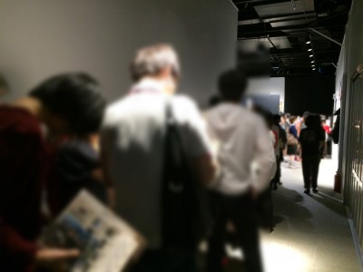 進撃の巨人展 大阪 WALL OSAKA グランフロント ネタバレ 感想 グッズ 混雑 行列 待ち時間 複製原画 公式図録 Tシャツ ポスター タオル ぬいぐるみストラップ カフェ 特別コラボメニュー