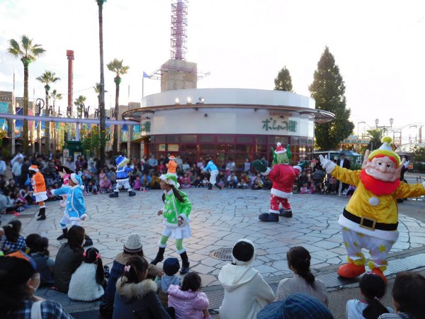 ひらかたパーク ひらパー イルミネーション 光の遊園地 お得なチケット 料金 点灯時間 ナイトフリーパス ナイト入園 光る園長像 延長コード 岡田 超ひらパー兄さん 割引 混雑 感想 写真