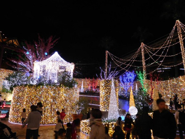 ひらかたパーク ひらパー イルミネーション2015 光の遊園地 お得なチケット 料金 点灯時間 割引 混雑 感想 写真 ナイトフリーパス ナイト入園 エリア