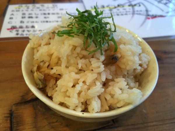 くそオヤジ最後のひとふり 十三 ラーメン 貝出汁 あさり しじみ はまぐり メニュー 行列 感想 人類みな麺類 レア焼豚 チャーシュー 貝めし 貝餃子