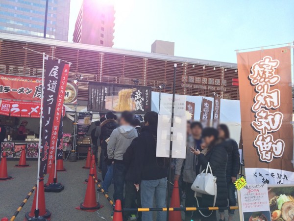 天下統一ラーメンバトル 大阪 梅田 東西 人気店 豚骨 鶏白湯 台湾まぜそば 限定 参加ラーメン店 ラーメンガールズコンテスト ステージイベント 西梅田スクエア チケット販売所 混雑 行列 北海道 武蔵 熟成黄金味噌ラーメン