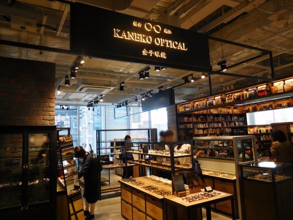 ツタヤ TSUTAYA 枚方T-SITE 枚方市駅 百貨店 駐車場 混雑 蔦屋書店 スターバックス KANEKO 金子眼鏡 T-TRAVEL 旅行会社