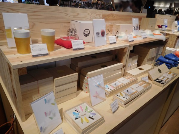 ツタヤ TSUTAYA 枚方T-SITE 枚方市駅 百貨店 駐車場 混雑 マルシェ 毎日の暮らし市 caelum OGAWA COFFEE LiMiTED CAFE 交野カバン yuino 向井化粧品 T-SITE COSME hair S.COEUR×Cu