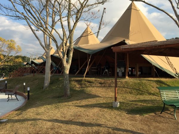 ネスタリゾート神戸 NESTA RESORT KOBE 兵庫 三木 大型リゾート施設 グランピング キャンプ バーベキュー 宿泊 値段 料金 アクセス 駐車場 手ぶら パーティテント