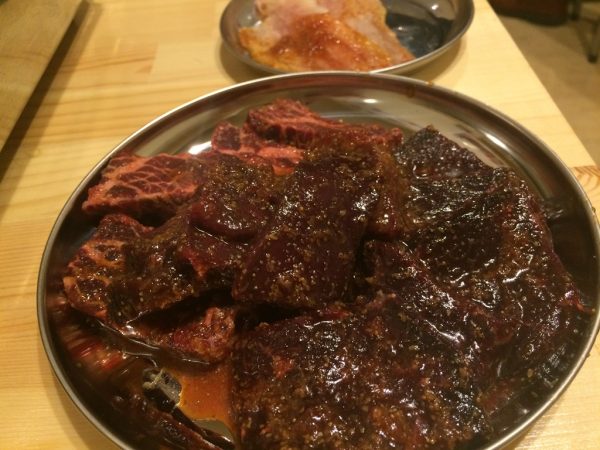 クジラ焼肉専門店 くじらや 鯨が食べられるお店 くじらのモツ鍋 ハリハリ鍋 ユッケ 刺身 十三しょんべん横丁 火災 営業再開 オープン 阪急十三駅西口 おはよう朝日 テレビで紹介 メニュー 料金 大阪初 全国初 珍しい