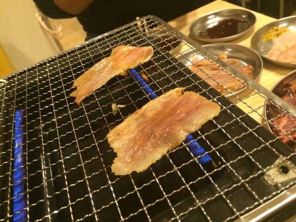 クジラ焼肉専門店 くじらや 鯨が食べられるお店 くじらのモツ鍋 ハリハリ鍋 ユッケ 刺身 十三しょんべん横丁 火災 営業再開 オープン 阪急十三駅西口 おはよう朝日 テレビで紹介 メニュー 料金 大阪初 全国初 鯨さえずり