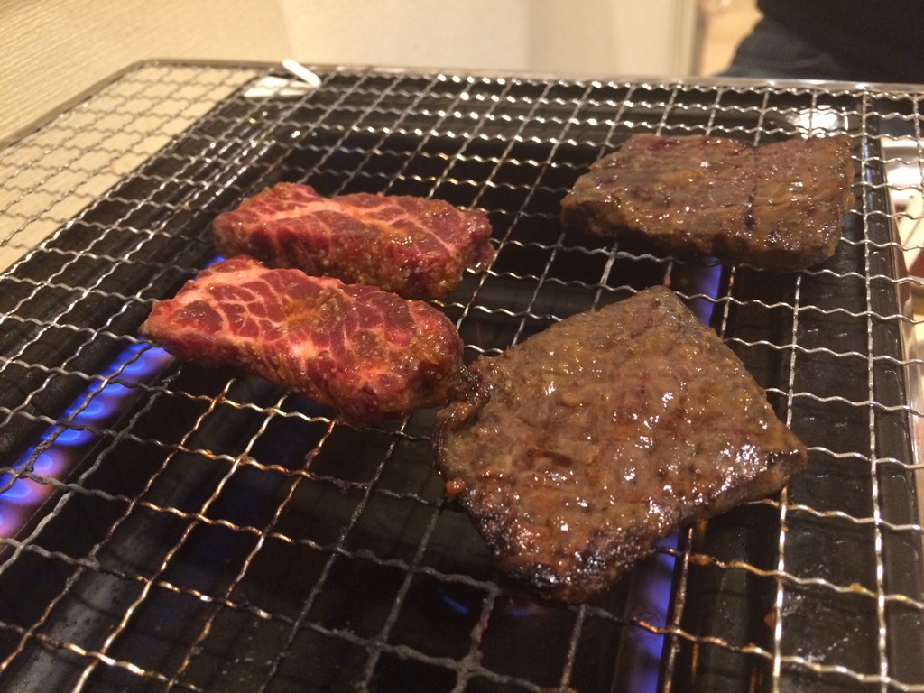 クジラ焼肉専門店 くじらや 鯨が食べられるお店 くじらのモツ鍋 ハリハリ鍋 ユッケ 刺身 十三しょんべん横丁 火災 営業再開 オープン 阪急十三駅西口 おはよう朝日 テレビで紹介 メニュー 料金 大阪初 全国初 珍しい