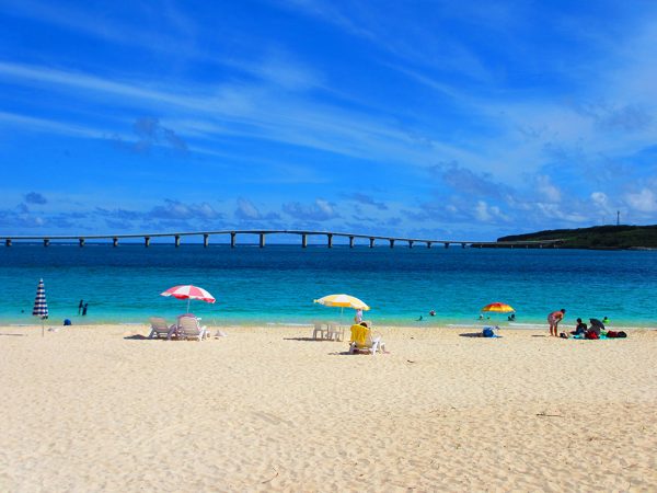 与那覇前浜から見た来間大橋