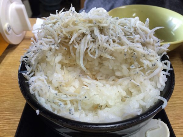 満幸商店 しらす丼 ボリューム満点 おためしコース 初心者コース わさびスープ 安い 持ち帰り 和歌山県 加太温泉 淡嶋神社 人形供養 交通アクセス 駐車場 送迎 最寄駅