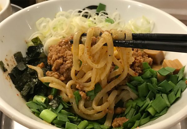 台湾まぜそば 平打ちの中太麺