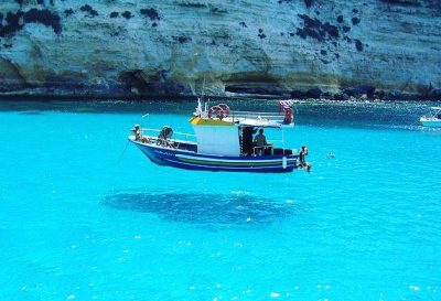 とくダネ 絶景 柏島 イタリア ランペドゥーザ島 船が浮いて見える