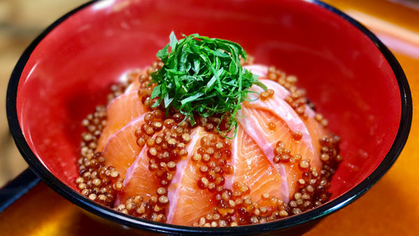 天然ビワマスの親子丼