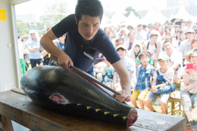 まんぱく 大阪 2017 万博記念公園 メニュー 料金 出店店舗 マグロの解体ショー