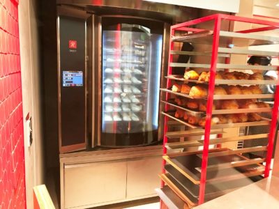 ルクア大阪 オープン 行列 売り切れ 待ち時間 リンゴ 焼き立てカスタードアップルパイ専門店 店内 工房