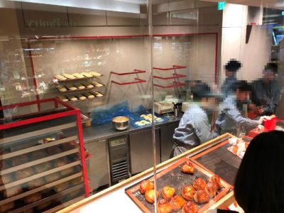 ルクア大阪 オープン 行列 売り切れ 待ち時間 リンゴ 焼き立てカスタードアップルパイ専門店 店内 工房