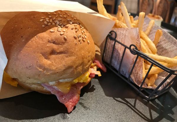 紅玉のベーコンエッグバーガー グッドスプーン 阪急西宮ガーデンズ ゲート館店