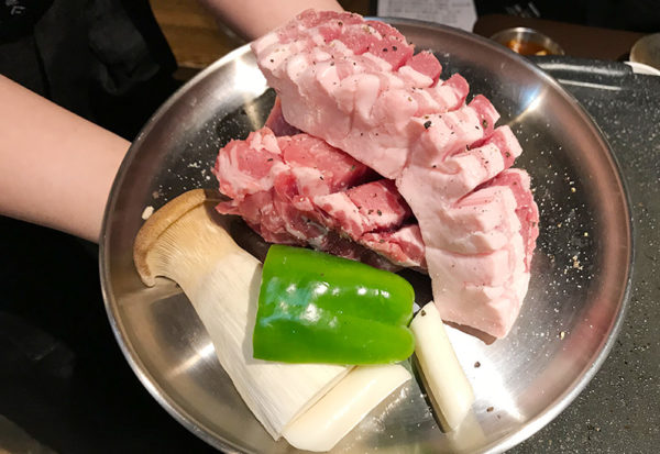 宝塚 韓国料理 ハルバン 生サムギョプサル