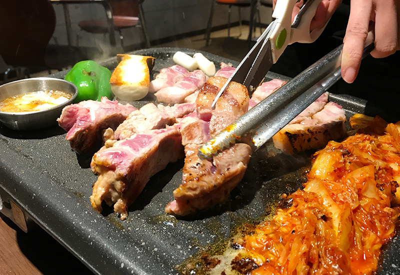 宝塚 韓国料理 ハルバン 生サムギョプサル お肉 カット