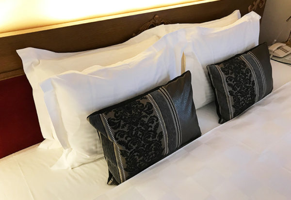 神戸北野ホテル デラックスダブル 客室 ベッド