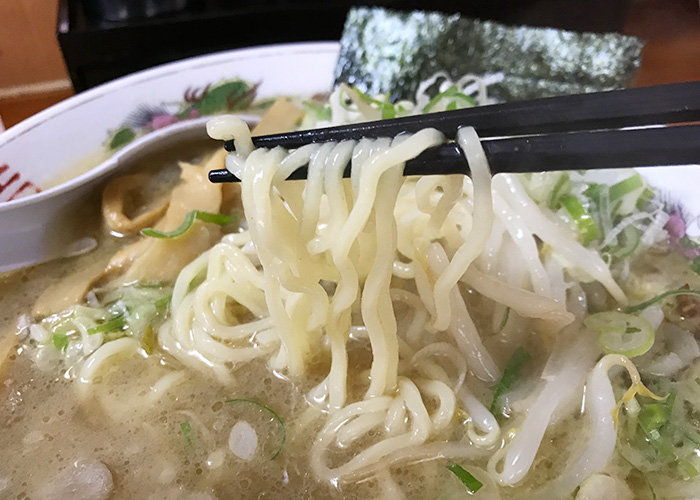 鳥取 倉吉 牛骨ラーメン 麵屋 八兵衛 縮れ麺