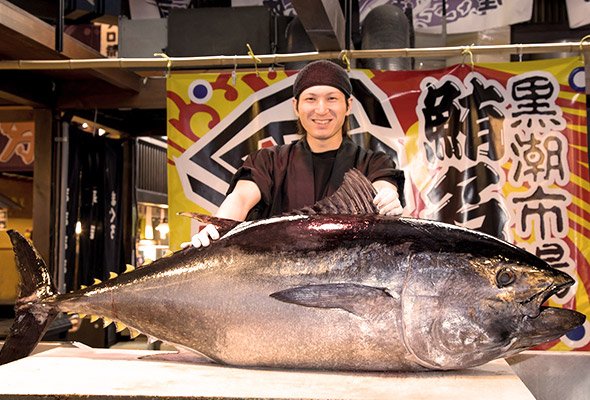 和歌山マリーナシティ 黒潮市場 生マグロの解体ショー