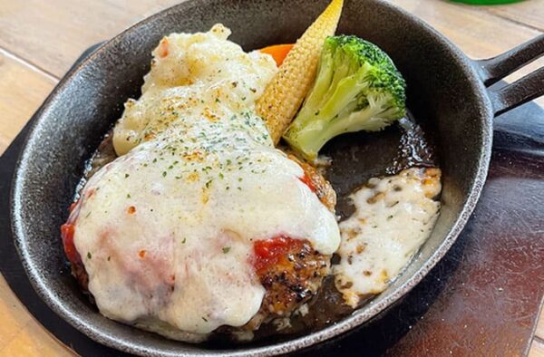 神戸 観音屋 ハーバーランドモザイク店 お肉ランチ デンマークチーズのトマトソースのビーフハンバーグ
