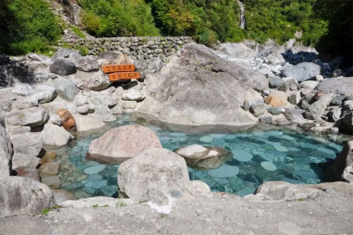 富山 黒薙温泉 混浴大露天風呂 源泉