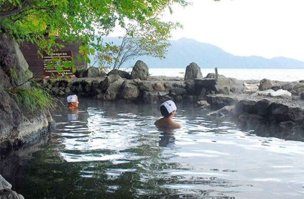 北海道 千歳市 支笏湖 湖畔 丸駒温泉旅館 天然露天風呂