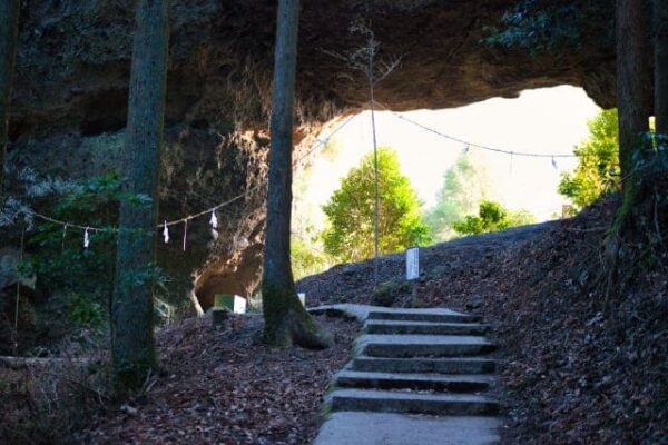 上色見熊野座神社 穿戸岩