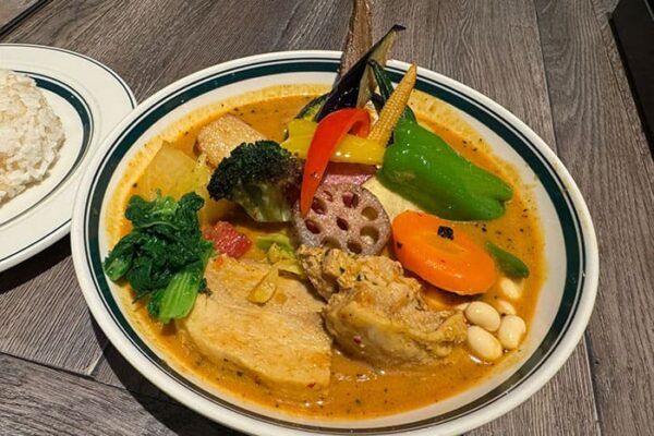 スープカレー専門店 Rojiura Curry SAMURAI. グランフロント大阪 路地裏カリー サムライ 豚角煮と一日分の野菜20品目