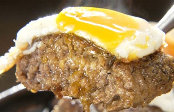 秋葉原 ハンバーグレストラン 牛舎 ハンバーグ300g ペッパーソース目玉焼きトッピング