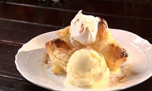 愛知県 名古屋市 ヴァンサンヌ ドゥ 焼き立てアップルパイ バニラアイストッピング