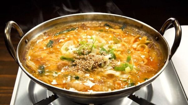 日本橋 人形町 もつ焼 豚一 シビれるもつ鍋 シメの担々風ラーメン