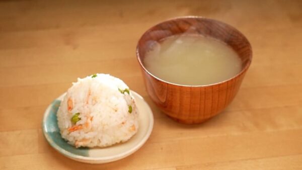 東京 蒲田 鳥から揚げ うえ山 桜エビとグリンピースのおにぎり 骨スープ春雨入り
