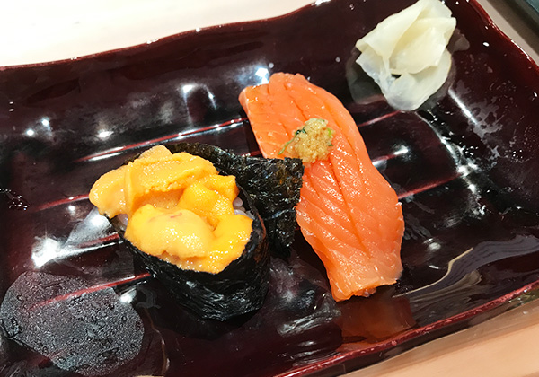 新千歳空港 魚河岸 五十七番寿し 立ち食い寿司 バフンウニ サクラマス