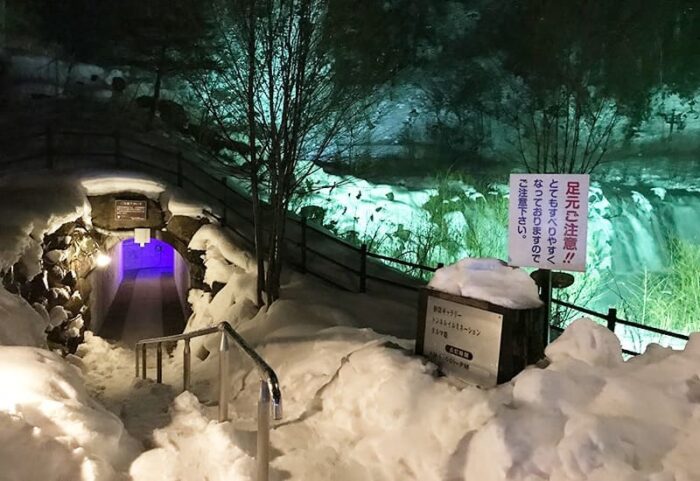 タルマかねこおり ライトアップ 滝の裏側